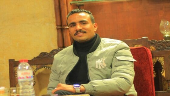 من هو مصطفى المهدي عبدالصادق