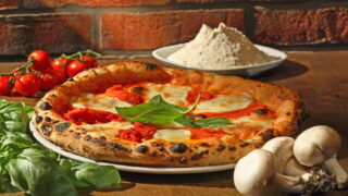 صناعة البيتزا خطوات بسيطة لإعداد وجبة شهية
