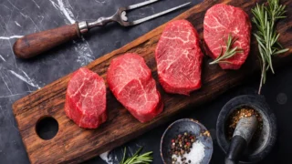 فوائد وأضرار تناول اللحوم الحمراء: لماذا يجب التوازن في استهلاكها؟