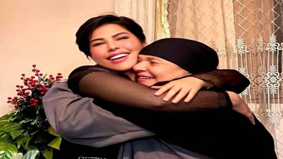مع احتفالات عيد الأم.. شمس الكويتية تثير الجدل بصورة مع سيدة مسنة