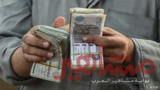 An Egyptian cattle trader counts his money at the Ashmun market in Egypt's Menufia Governorate on August 15, 2018, as they gather to sell livestock to customers ahead of the annual Muslim Eid al-Adha holiday when custom requires the faithful to make a sacrifice. - Muslims around the world will mark the upcoming Eid al-Adha, as the biggest holiday of the Islamic calendar, celebrated the Islamic festival Eid al-Adha by slaughtering sheep, goats, cows and camels to commemorate Prophet Abraham's willingness to sacrifice his son Ismail on God's command. (Photo by Mohamed el-Shahed / AFP)