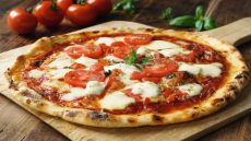 خطوة بخطوة .. طريقة عمل البيتزا الإيطالية في المنزل