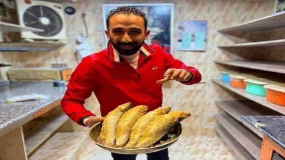 محمد البدرى “ملك الفسيخ” يوجه ضربة للغلاء.. تخفيضات كبيرة على الأسماك المملحة بدمياط