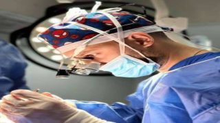 من رواد التجميل في مصر.. الدكتور عمرو أيمن يُجري عمليات شد الوجه بالمخدر الموضعي وبدون جروح