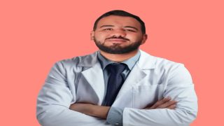 رفيع رفعت عبد الحكيم.. شاب من أسيوط يحمل رسالة العلم ويصنع الفارق داخل الفصول الدراسية