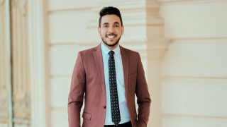 إسلام عبدالفتاح أستاذ علم النفس والإجتماع ومؤسس “جمهورية أفلاطون” يواصل تقديم محتوى تعليمي وتوعوي يربط بين التحليل النفسي ودراسة الظواهر الاجتماعية لبناء فكري أكثر ناضجًا