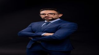 أطلقوا علية طبيب الإنسانية لانه نموذجًا للطبيب الذي جمع بين الكفاءة العلمية والمهارة العملية في التعامل مع أدق حالات أمراض القلب. فقد أثبت خلال عمله قدرة مميزة على تشخيص الحالات المعقدة والتعامل معها بأحدث التقنيات الطبية.