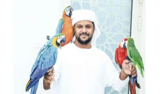 علي البلوشي.. اقدم عروض تدريب الطيور في المنتزهات لاسعاد زوارها