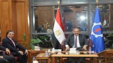 محافظ السويس يكرم طبيب القلوب د. جمال شعبان ويهديه درع المحافظة تقديرًا لعطائه الطبي والإنساني