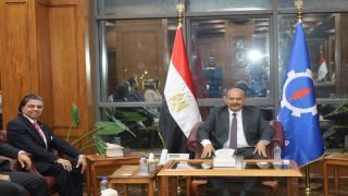 محافظ السويس يكرم طبيب القلوب د. جمال شعبان ويهديه درع المحافظة تقديرًا لعطائه الطبي والإنساني